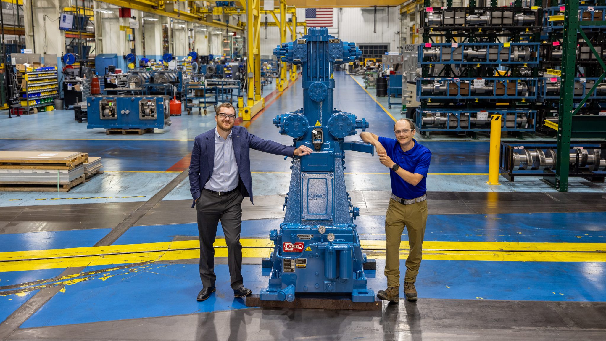 Alex y Sam Wright junto con compresor n.° 70.000, un KBH de Ariel, antes del envío a Eslovaquia.