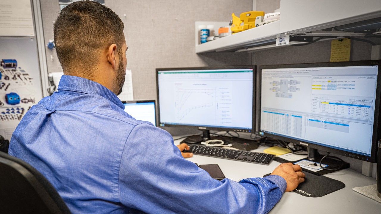 Employee in an office using the Ariel Performance program on a desktop computer